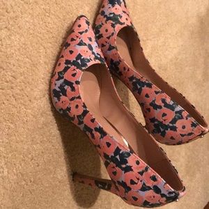 Pink printed pumps